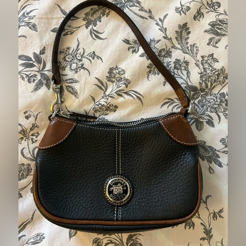 Vintage Dooney & Bourke pebbled leather wristlet very good condition